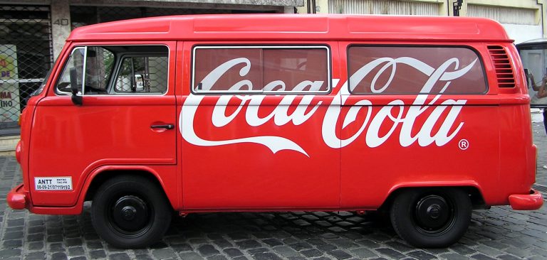 Vehículo antiguo rotulado con Coca Cola